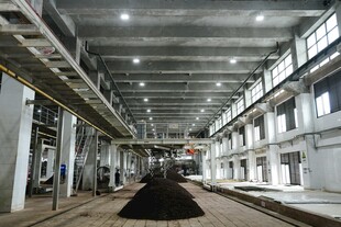 大型工业厂房内部场景