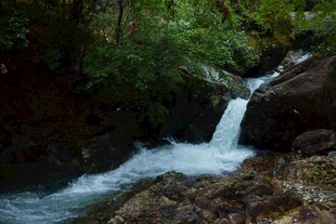 山间溪流瀑布自然美景