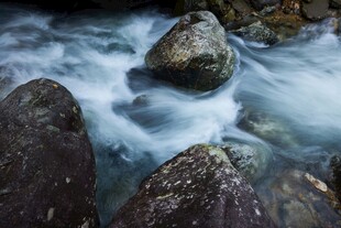 山间溪流中的嶙峋怪石