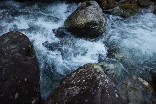山间溪流绕石奔腾景象