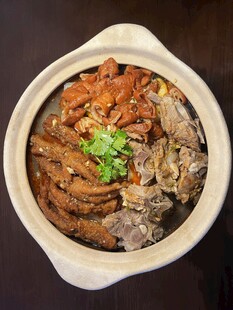 肥肠鸡爪煲