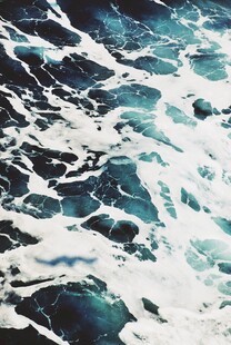 汹涌澎湃的蓝色海浪