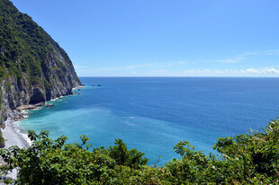 海岸青山碧海美丽风光
