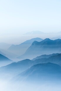 雾霭中的连绵山脉