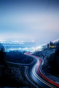 蜿蜒公路夜景光轨之美