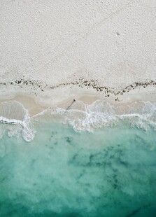 海边海浪轻拍沙滩美景