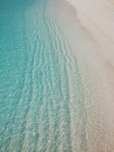 海边细腻沙滩与碧波