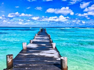 海边木栈道延伸至碧海蓝天