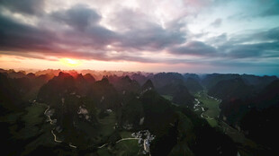 日出时分的山林美景