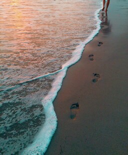 沙滩上的海浪与串串脚印