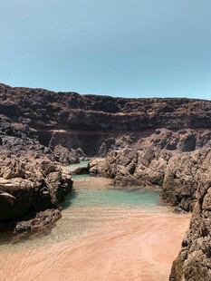 海岸边的岩石与清澈水域