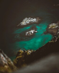 清澈水底的岩石景观