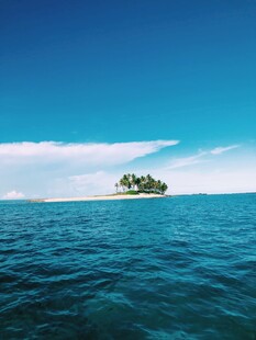 海上孤岛碧海蓝天美景