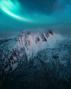 雪山之巅的梦幻极光美景