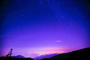 梦幻紫夜下的山峦星空