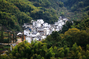 山间白墙村落美景