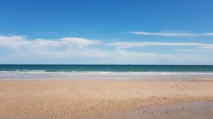 广阔沙滩与蔚蓝大海美景