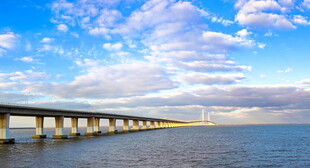 跨海大桥横跨蓝天碧海