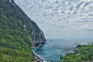 海岸边的青山与辽阔大海