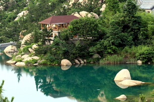 山间碧湖旁的清幽景致