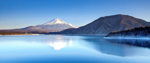 湖畔雪山美景