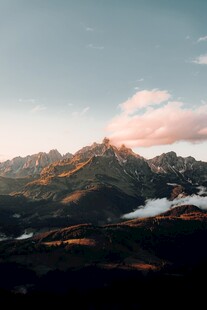 壮丽山景与绚丽天空