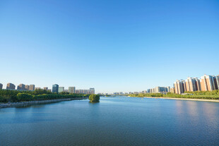 河畔城市风光宁静美好
