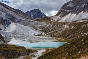 高山间的幽蓝湖泊