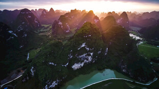 日出下的山水壮丽景观