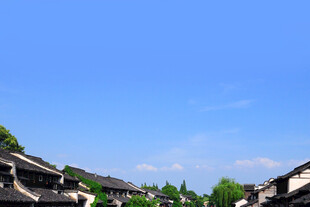 古村落屋顶与蓝天美景