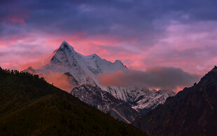 壮丽雪山晚霞美景