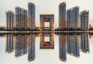 城市高楼倒影景观图
