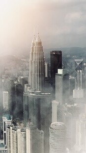 雾中都市高楼景观