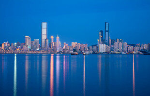 城市夜景倒影静谧之美
