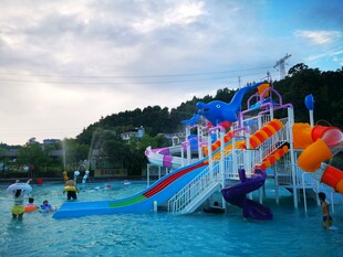 水上乐园多彩滑梯欢乐场景