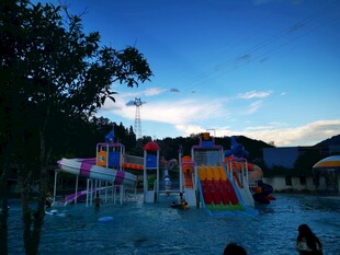 水上乐园欢乐游玩场景