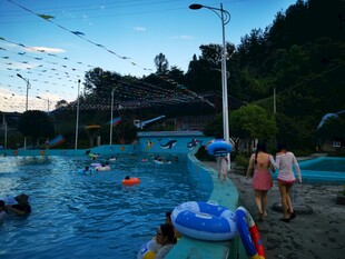 户外泳池欢乐戏水场景