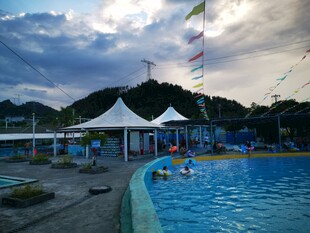 夕阳下的户外泳池景观