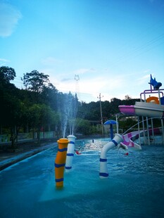 水上乐园欢乐玩水场景