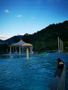 湖畔泳池凉亭美景