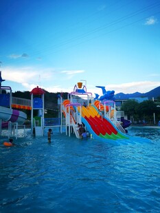 水上乐园多彩滑梯欢乐场景