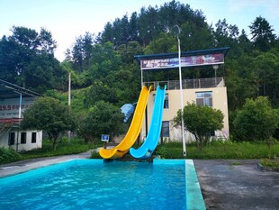 户外泳池双滑梯景观