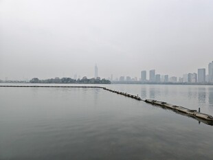 雾中湖畔城市景观