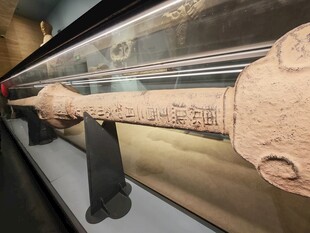 古代精美长柄兵器展示