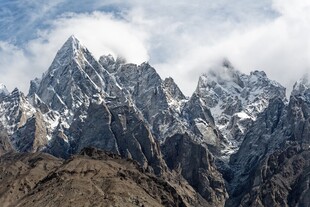 巍峨雪山壮丽景致