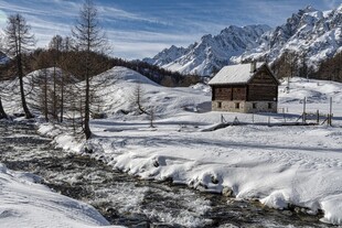 冬日山间雪景中的小屋