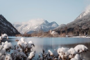 冬日雪景下的静谧山水湖景