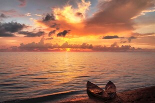 海边日落时的静谧小船