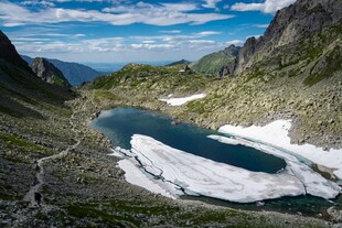 高山冰湖美景