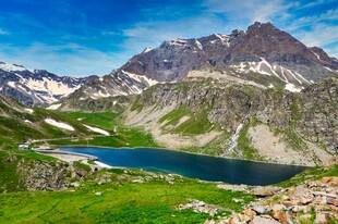 高山湖畔美景